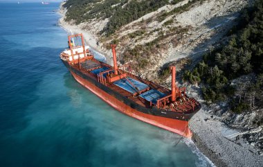 Gelendzhik, Rusya Federasyonu - 19 Ocak 2018: Karadeniz fırtınada sonra Rio adlı gemi, karaya oturdu koştu. Havadan görünümü.