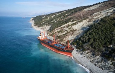 Gelendzhik, Rusya Federasyonu - 19 Ocak 2018: Karadeniz fırtınada sonra Rio adlı gemi, karaya oturdu koştu. Havadan görünümü.