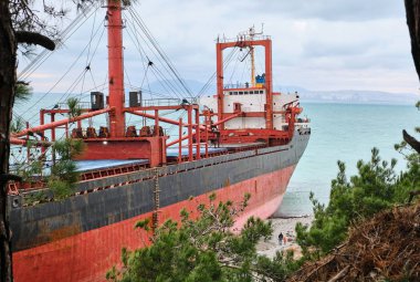 Gelendzhik, Rusya Federasyonu - Jan 19, 2019: Karadeniz fırtınada sonra Rio adlı gemi, karaya oturdu koştu. Novorossiysk liman yükleme için gemi gitti