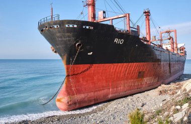 Gelendzhik, Rusya Federasyonu - Jan 19, 2019: Karadeniz fırtınada sonra Rio adlı gemi, karaya oturdu koştu. Novorossiysk liman yükleme için gemi gitti
