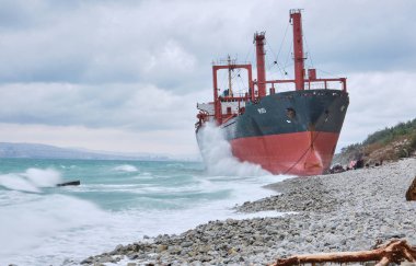 Gelendzhik, Rusya Federasyonu - Jan 19, 2019: Karadeniz fırtınada sonra Rio adlı gemi, karaya oturdu koştu. Novorossiysk liman yükleme için gemi gitti