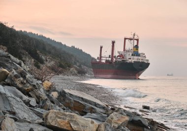 Gelendzhik, Rusya Federasyonu - Jan 19, 2019: Karadeniz fırtınada sonra Rio adlı gemi, karaya oturdu koştu. Novorossiysk liman yükleme için gemi gitti