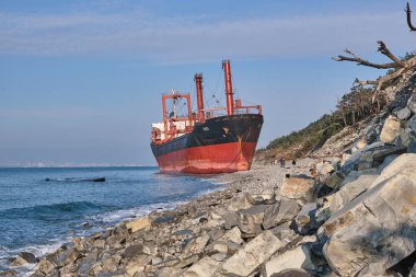 Gelendzhik, Rusya Federasyonu - Jan 19, 2019: Karadeniz fırtınada sonra Rio adlı gemi, karaya oturdu koştu. Novorossiysk liman yükleme için gemi gitti