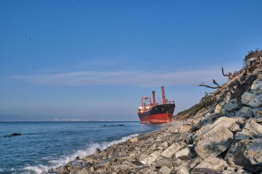 Gelendzhik, Rusya Federasyonu - Jan 19, 2019: Karadeniz fırtınada sonra Rio adlı gemi, karaya oturdu koştu. Novorossiysk liman yükleme için gemi gitti