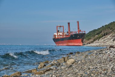 Gelendzhik, Rusya Federasyonu - Jan 19, 2019: Karadeniz fırtınada sonra Rio adlı gemi, karaya oturdu koştu. Novorossiysk liman yükleme için gemi gitti
