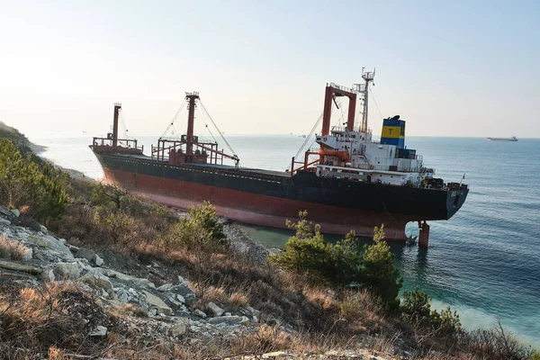 Gelendzhik, Rusya Federasyonu - Jan 19, 2019: Karadeniz fırtınada sonra Rio adlı gemi, karaya oturdu koştu. Novorossiysk liman yükleme için gemi gitti