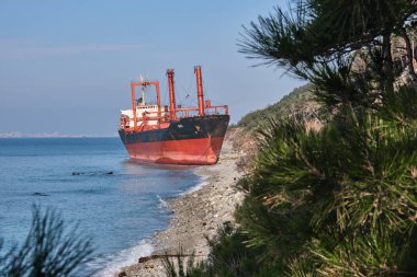 Gelendzhik, Rusya Federasyonu - Jan 19, 2019: Karadeniz fırtınada sonra Rio adlı gemi, karaya oturdu koştu. Novorossiysk liman yükleme için gemi gitti