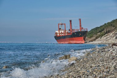 Gelendzhik, Rusya Federasyonu - Jan 19, 2019: Karadeniz fırtınada sonra Rio adlı gemi, karaya oturdu koştu. Novorossiysk liman yükleme için gemi gitti