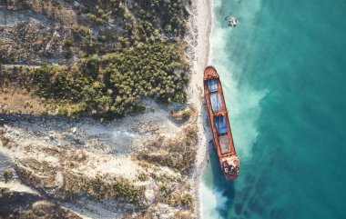 Gelendzhik, Rusya Federasyonu - Jan 19, 2019: Karadeniz fırtınada sonra Rio adlı gemi, karaya oturdu koştu. Novorossiysk liman yükleme için gemi gitti