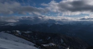 Epik kasvetli fırtına bulutları hareketli koyu mavi gökyüzü arka plan üzerinde hızlı. Timelapse.