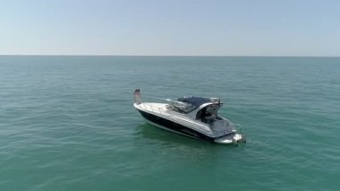 Sochi, Rusya - 12 Ağustos 2018: hız tekne saç üzerinde sürme iki genç kadınlar rüzgarda Avrupa yaz tatil keyfini kız macera tatil seyahat. Havadan görünümü.