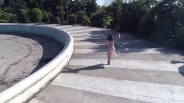 Soçi, Rusya - 12 Ağustos 2018: Hava anket. Yolda kaçan kız. Ordzhonikidze sanatoryum Sochi.
