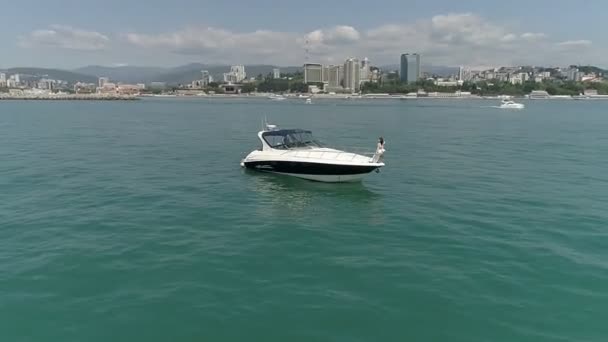 Sochi Rusland Aug 2018 Twee Jonge Vrouwen Rijden Snelheid Boot — Stockvideo