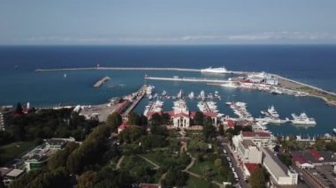 Soçi 'nin havadan görünüşü. Şehir merkezindeki liman.