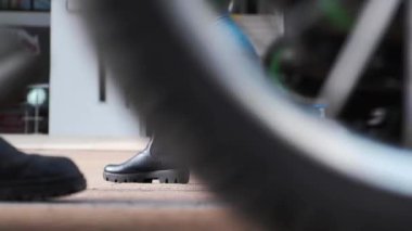 Sokakta yürüyen kalabalığın bacakları. Kalabalığın ayaklarına yakın çekim. Kalabalık insanları sokakta yürürken çekmişler. Şehir kalabalığı. Birçok bacak kaldırımda yürüyor..