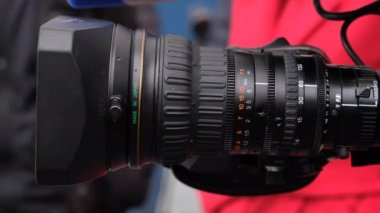 Üst üste canlı bir medya olayı yayınlayan televizyon kameraları