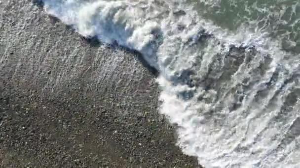 Vista Superior Las Olas Gigantes Espuma Salpicaduras Océano Día Soleado — Vídeo de stock