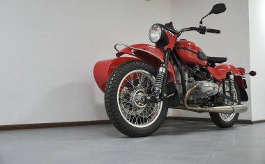 Bir Rus aslında Ww II sırasında Sovyetler Birliği'nde yapılan ağır sidecar motosiklet ural markasıdır