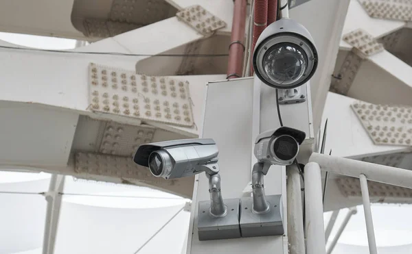 Cctv Kamera Sicherheit Auf Mast Und Zementhintergrund lizenzfreie Stockbilder
