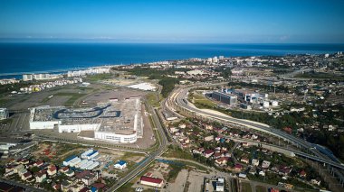 Sochi, Rusya Federasyonu - 1 Eylül 2018: Ana Olimpiyat Media Center'ın yeni modern bina Rus Uluslararası Yatırım Forumu için bir mekan olarak kullanılır. Giriş görünümü ile açık mavi gökyüzü yaz