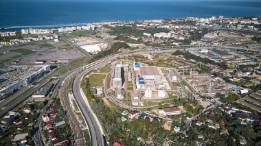 Adler microdistrict, Sochi, Rusya Federasyonu. Dağlarda bir kıyı kenti, havadan görünümü