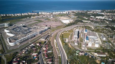 Sochi, Rusya Federasyonu - 1 Eylül 2018: Ana Olimpiyat Media Center'ın yeni modern bina Rus Uluslararası Yatırım Forumu için bir mekan olarak kullanılır. Giriş görünümü ile açık mavi gökyüzü yaz