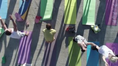 büyük grup yetişkin park bir yoga sınıfında dışında katılan havadan görünümü