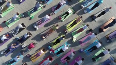 büyük grup yetişkin park bir yoga sınıfında dışında katılan havadan görünümü
