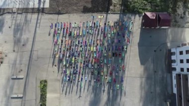 büyük grup yetişkin park bir yoga sınıfında dışında katılan havadan görünümü