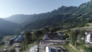 Rosa Khutor Yaylası, binalar, dağlar ve tepeler. Drone üzerinden havadan görünümü
