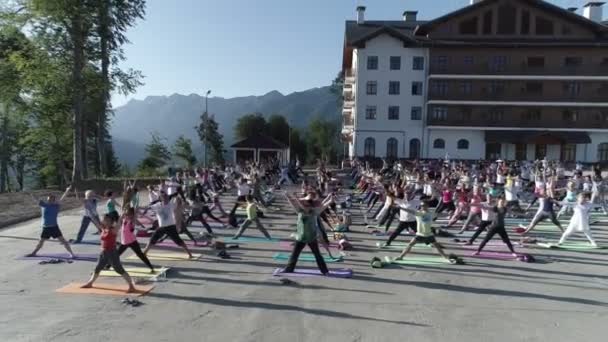 Sochi Rusia Jul Julio 2017 Mujer Hombre Personas Postura Yoga — Vídeos de Stock