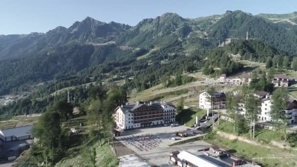 Rosa Khutor Plateau Gebouwen Bergen Heuvels Luchtfoto Van Drone — Stockvideo