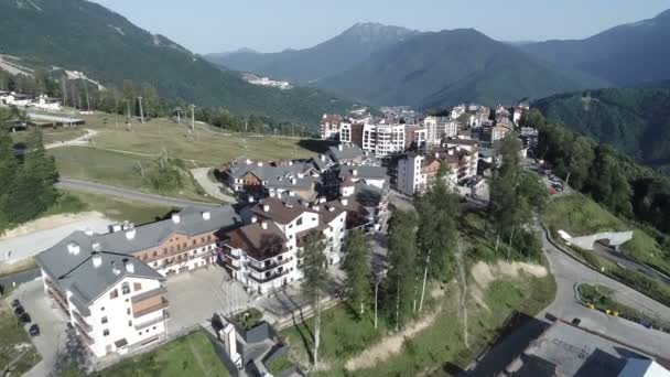 Rosa Khutor Yaylası Binalar Dağlar Tepeler Drone Üzerinden Havadan Görünümü — Stok video