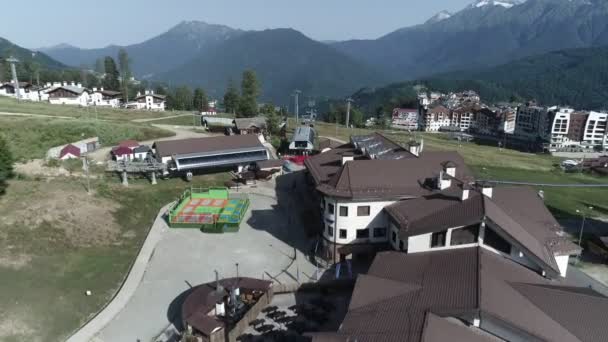 Rosa Khutor Yaylası Binalar Dağlar Tepeler Drone Üzerinden Havadan Görünümü — Stok video