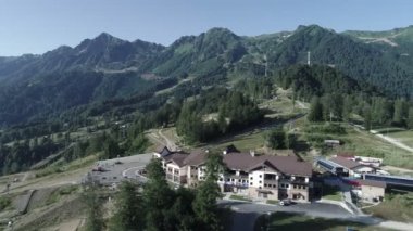 Rosa Khutor Yaylası, binalar, dağlar ve tepeler. Drone üzerinden havadan görünümü