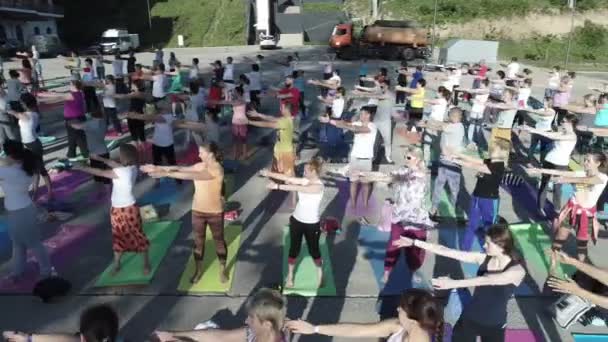 俄罗斯索契 2017年7月9日 男子和人在瑜伽姿势 在克拉斯纳亚波利亚纳山区的阳光明媚的一天 — 图库视频影像