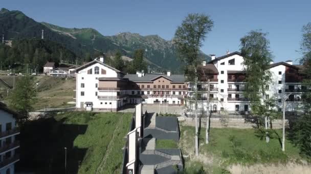 Meseta Rosa Khutor Edificios Montañas Colinas Vista Aérea Desde Dron — Vídeos de Stock