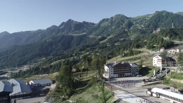 Meseta Rosa Khutor Edificios Montañas Colinas Vista Aérea Desde Dron — Vídeo de stock