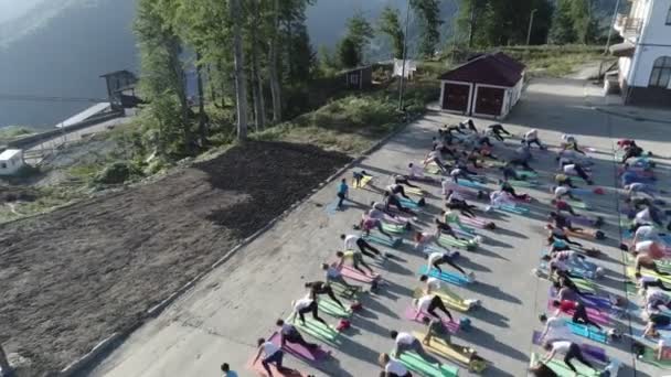 Sochi Ryssland Jul 2017 Kvinna Man Och Människor Yogaställning Roza — Stockvideo