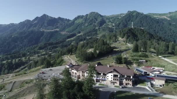 Rosa Khutor Yaylası Binalar Dağlar Tepeler Drone Üzerinden Havadan Görünümü — Stok video