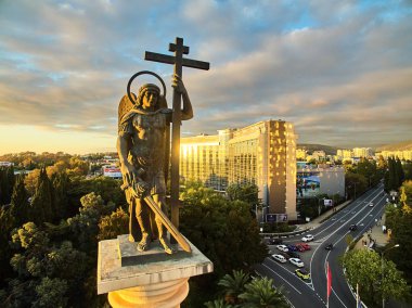 Mikhail anıt baş melek Archangel Michael, göksel ev sahibi, Sochi şehir koruyucu azizi Başkanı bir heykeli ile anıtsal bir sütundur. Havadan görünümü
