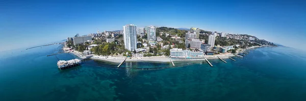Sochi şehir sahil panorama adlı yaz. Geniş format. Karadeniz, Rusya. Havadan görünümü