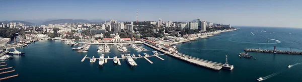Yat ve tekne Sochi bağlantı noktası günbatımında demir attı. Rusya. Havadan görünümü