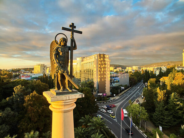 Памятник архангелу Михаилу - монументальная колонна со статуей архангела Михаила, главы небесного воинства, покровителя города Сочи. Вид с воздуха
