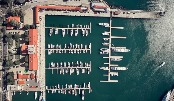 Jachtok Hajók Lehorgonyzott Port Sochi Naplementekor Oroszország Légifelvételek — Stock Fotó