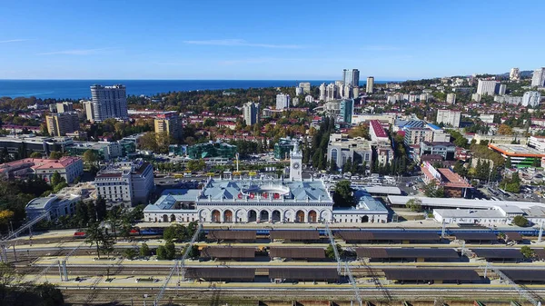 อาคารสถาน รถไฟโซจ งอย ในเม มมองทางอากาศจากชานชาลา Sochi นเม องใน Krasnodarskiy Kray — ภาพถ่ายสต็อก