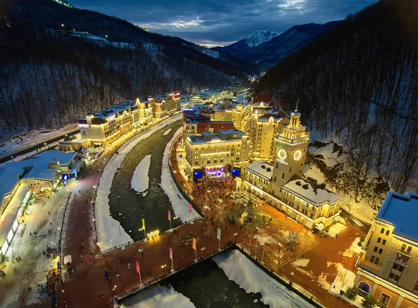 Olimpiyat Köyü Roza Khutor. Havadan görünümü. Gece ışıkları