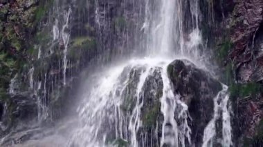 Ağır çekim, yüksek hızlı reel dağlarında şelale. Süper ağır çekim dolly vurdu.