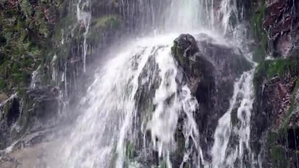 瀑布在山上慢动作 高速卷轴 超级慢动作娃娃拍摄 — 图库视频影像