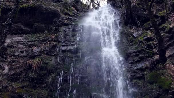 Cascade dans les montagnes au ralenti, bobine à grande vitesse. super ralenti dolly shot .